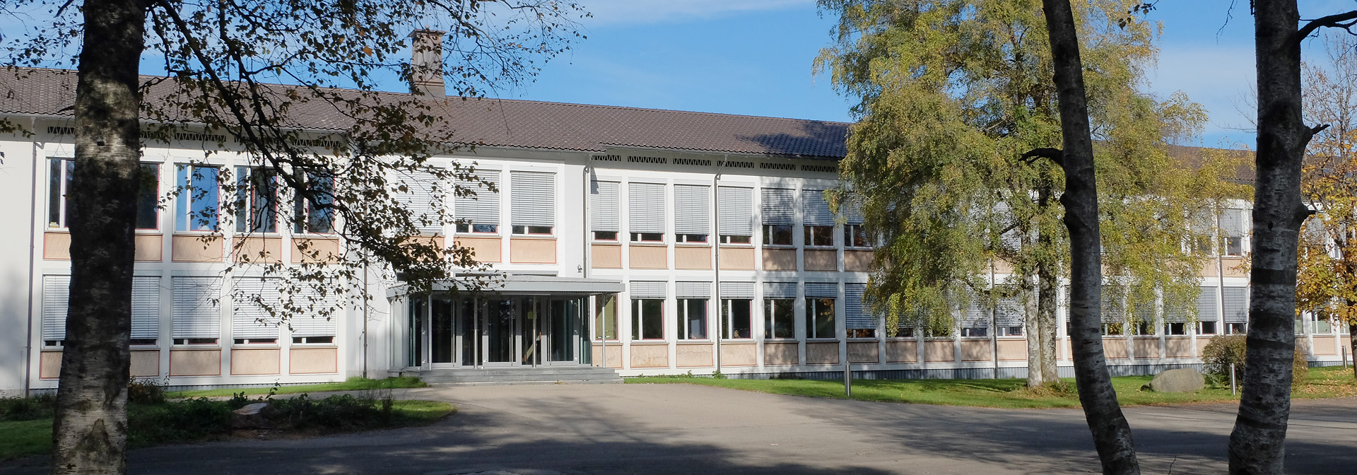 School building: The building and the school yard of the Lindenberg grammar school.